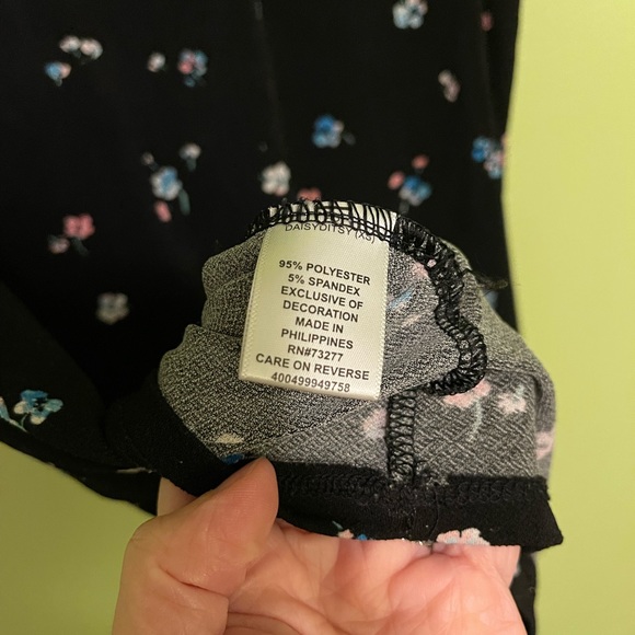 ELLE Ditsy Floral Turtle Neck Camisole Tank Top - Picture 3 of 5